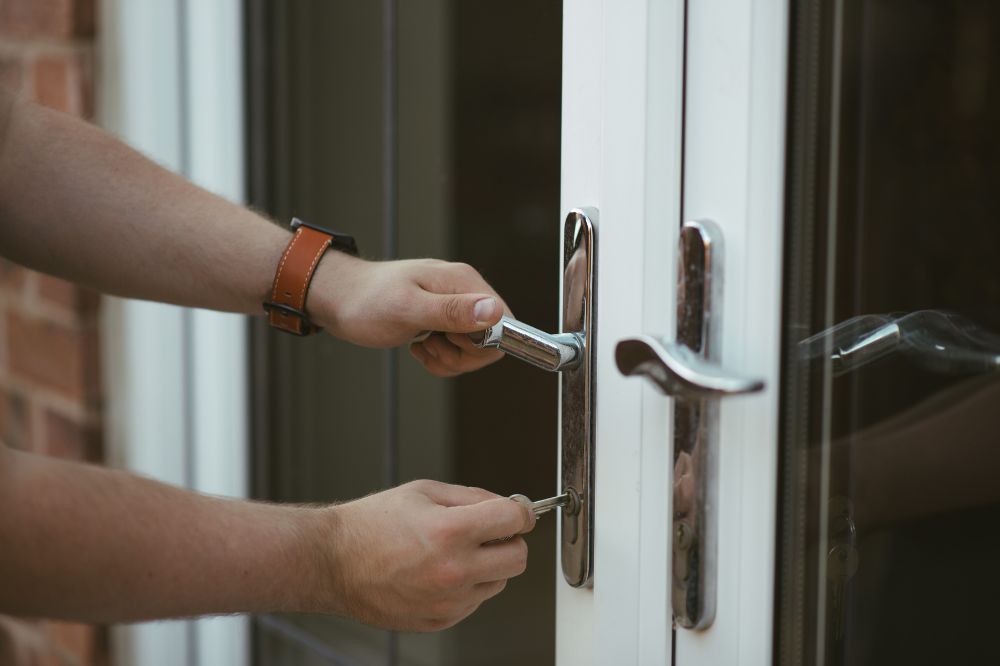 Porte claquée : que faire avant d&rsquo;appeler un serrurier ?